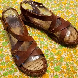 Born Trinidad Basic brown leather sandal  Size 8
